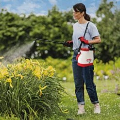 EAZY 206 Battery-Powered Handheld Sprayer, 1.6 Gallon By Solo -Amleos 206e action